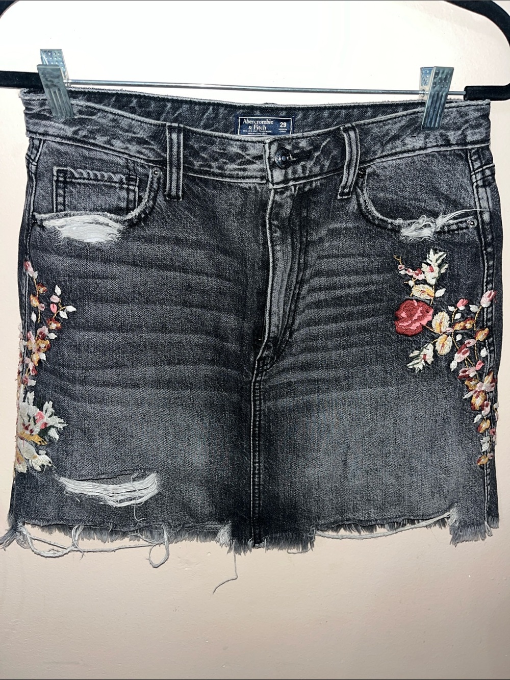 Abercrombie & Fitch Black Distressed Floral Embroidered Denim Skirt — Size 29